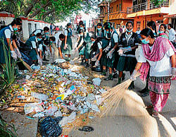 Clean City: Students collect waste as part of Lets Do It Mysore campaign in Mysore on Sunday.  DH PHOTOS