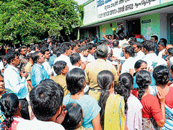 chaos: People struggle to make their way into a MCC zonal office to buy application forms for innovative housing scheme, under KR&#8200;Assembly constituency in Mysore on Monday. DH Photo