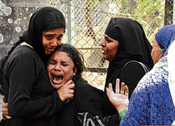 Relatives mourn Mohammed Yasin who was  murdered at Govindapura bus stop on Tuesday. dh photo