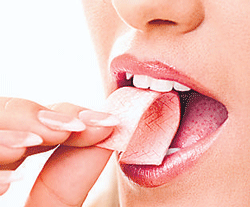 Chewing gum may lead you to munch on junk