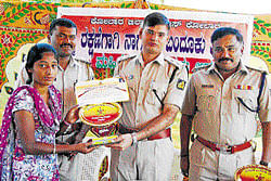 Kolar SP Ramnivas Sepat hands a souvenir and certificate to a trainee at a rifle training camp recently. dh photo