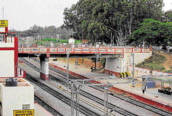 The proposal to add a lane to the railway overbridge at Baiyappanahalli is expected to reduce congestion and lead to smooth flow of traffic. DH Photo