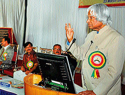 Dr A P J Abdul Kalam delivers the fifth golden jubilee lecture on Livable planet earth, at JSS College of Arts, Commerce and Science in Mysore on Saturday. DH Photo