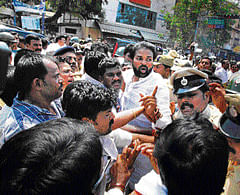 The supporters of Sriramulu scuffle with the policemen who tried to arrest him, during a protest in Bellary on Saturday. DH Photo