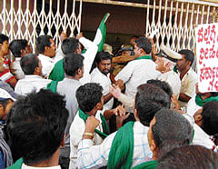 Protesting farmers, police scuffle over power supply