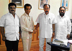 Union Minister Veerappa Moily welcomes G H Nagaraj (2nd left) into Congress at Shastri Bhavan in New Delhi on Friday.  Congress Chikkaballapur district unit president M Anjanappa and leader T M Nagachoodaiah are present. dh photo