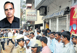 Police officers in front of Rishab Jewellers owned by  Shravan Kumar Pokarna (Inset). He was murdered inside the shop in Rajajinagar on Saturday in Bangalore. DH photo