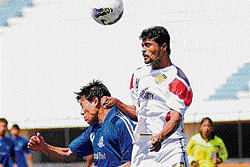 keen tussle: Luangmuals Chencho (left) and Southern Samitys Shyam Mondal vie for possession during their             I-League Second Division clash. Dh photo/ satish badiger