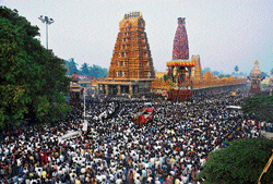 Religious fervour: A sea of humanity at the Srikanteshwara Rathotsava in Nanjangud on Sunday. DH photo/H G Prashanth