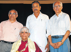 Umayalpuram  K Sivaraman being felicitated by Mangalore Sangeeta Parishat at Ravindra Kalabhavana, University College in Mangalore.
