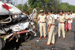 SP Amit Singh inspects the accident spot at Kattarighatta Gate on NH 48, in Channarayapatna, Hassan district on  Tuesday. DH Photo