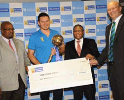 Graeme Smith receives the Reliance ICC Test Championship Mace and cheque from Vince van der Bijl. Photo courtesy: icc-cricket.com
