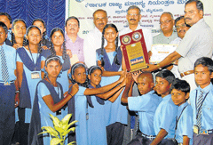 Students of Government composite high school, Hinakal of Mysore taluk, which won the Parisara Mitra school awad here on Thursday. Deputy Director of Public Instruction B K Basavaraju, director of Parisara Adhyayana Kendra G L Janardhan, and environmental officer of Karnataka State Pollution Control Board, M&#8200;Lakshman are seen. DH PHOTO