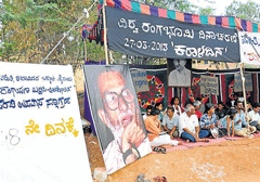 Protest of Rangayana artistes against unscientific deputation and sacking of director B V Rajaram entered eighth day, in Mysore, on Friday. DH PHOTO