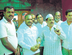 Former minister Jameer Ahmed visits the house of JD(S) leader C N Akmal on Friday. Former MLA S L Dharmegowda, JD(S) leader S L Bhojegowda and others look on. DH Photo