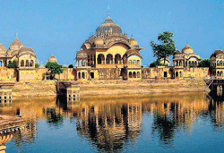The magnificent structure of Kusum Sarovar on River Yamuna.