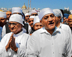A good start:  Anti-corruption activist Anna Hazare and former Army chief V K Singh visit the Golden Temple before beginning his Jantantra Yatra from Jallianwala Bagh in Amritsar on Sunday. PTI