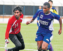 Mumbai Tigers Demba Dikhate (right) scores past Southern Samity goalkeeper Naseem&#8200;Akhtar during their I-League II Division clash. DH photo/ SATISH BADIGER