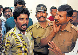 Residents of Shillangere argue with district surgeon Dr Sridharmurthy of SNR Hospital in Kolar over the death of a woman on Saturday.&#8200;DH Photo