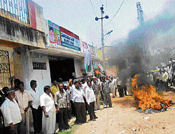 Opposing ticket to Amaresh, Congress workers stage a protest in front of the block Congress office and burn effigies of senior party leaders in Mulbagal on Tuesday. DH Photo