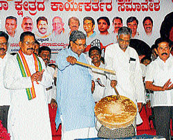 Siddaramaiah and V Sreenivas Prasad beat drums during Krishnaraja constituency Congress workers convention at Mysore, on Wednesday. Congress leaders Rizwan Arshad, C Dasegowda, M K Somashekar and M Satyanarayana are seen.