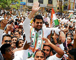 Congress candidate from Hebbal Abdul Rehman Sharief being taken out in a procession to file his nomination papers at BBMP office in Munireddypalya. DH Photo
