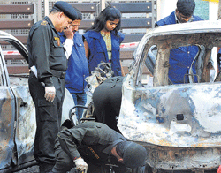 National Security Guard and National Investigation Agency teams collect evidence and samples at the blast site in  Bangalore on Thursday. DH&#8200;photo