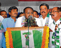 JD(S) leader H D Kumaraswamy addresses a party convention in Chikkaballapur on Friday.dh photo