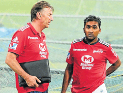 Delhi coach Eric Simons (left) and captain Mahela Jayawardene discuss a point. DH file photo