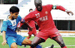 Langsnings Daniel Bidemi Ayeni (right) in a tussle for the ball with Poibiang Pohshna of Rangdajied on Monday. DH PHOTO