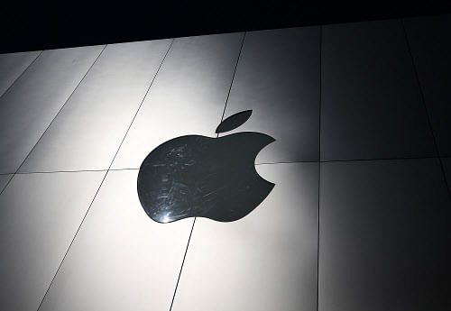 The Apple logo is displayed on the exterior of an Apple Store on April 23, 2013 in San Francisco, California. Analysts believe that Apple Inc. will report their first quarterly loss in nearly a decade as the company prepares to report first quarter earnings today after the closing bell. Justin Sullivan/Getty Images/AFP