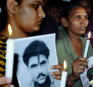 Sukhpreet Kaur (C), wife of Indian death row prisoner in Pakistan, Sarabjit Singh and Singh's daughter Swapandip (L), along with members of the Akhil Bhartiya Human Rights organisation (ABHRO), hold a candlelight vigil for the good health of Sarabjit Singh in Amritsar on April 27, 2013. Sarabjit Singh is facing the death penalty in Pakistan on espionage charges and was rushed to hospital on Friday after suffering serious injuries in a clash with fellow prisoners, officials said. Sarbajeet Singh was wounded in a quarrel with other prisoners on death row in Lahore's Kot Lakhpat Jail, provincial prisons chief Farooq Nazir said. AFP PHOTO/