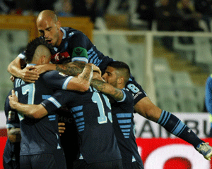 Napoli's players celebrate after scoring during the Serie A football match Pescara Calcio vs SSC Napoli in Pescara on April 27, 2013. AFP PHOTO