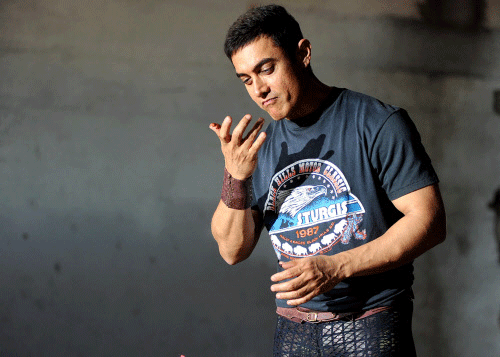 Bollywood actor Aamir Khan interacts with the media on completing 25 years in Indian cinema in Mumbai on April 29, 2013. AFP PHOTO