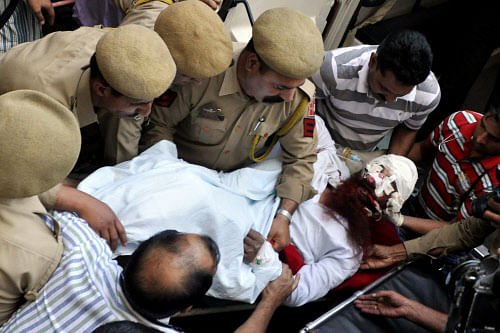 Pakistani prisoner Sanaullah, an inmate of India's central Jammu jail that was attacked by Indian inmates at a prison, is carried from a hospital to an ambulance in Jammu on May 3, 2013, before being transferred to a hospital in Chandigarh for treatment. A Pakistani prisoner suffered serious head injuries after being attacked in an Indian jail in apparent tit-for-tat violence following the death of an Indian inmate in Pakistan, a prison official said. AFP PHOTO