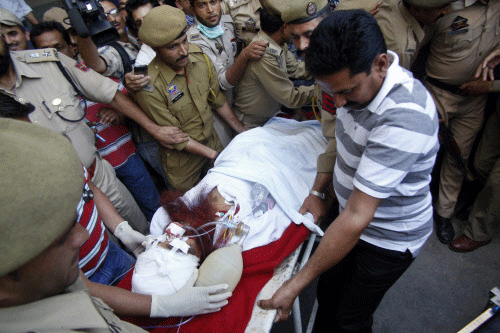 Pakistani prisoner Sanaullah Ranjay is carried on a stretcher to be shifted to another city for treatment, in Jammu, India, Friday, May 3, 20130. The prisoner in Indian-controlled Kashmir was beaten seriously Friday by another inmate, officials said, a day after a convicted Indian spy died after being bludgeoned with a brick by fellow inmates at a Pakistani prison. Ranjay was imprisoned in 1999 and was sentenced to life in prison in 2009 for being a Pakistani militant operating in Indian Kashmir. AP photo