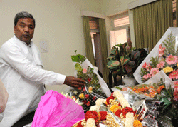 Siddaramaiah with supporters at Kumara Park West in Bangalore on Thursday.
