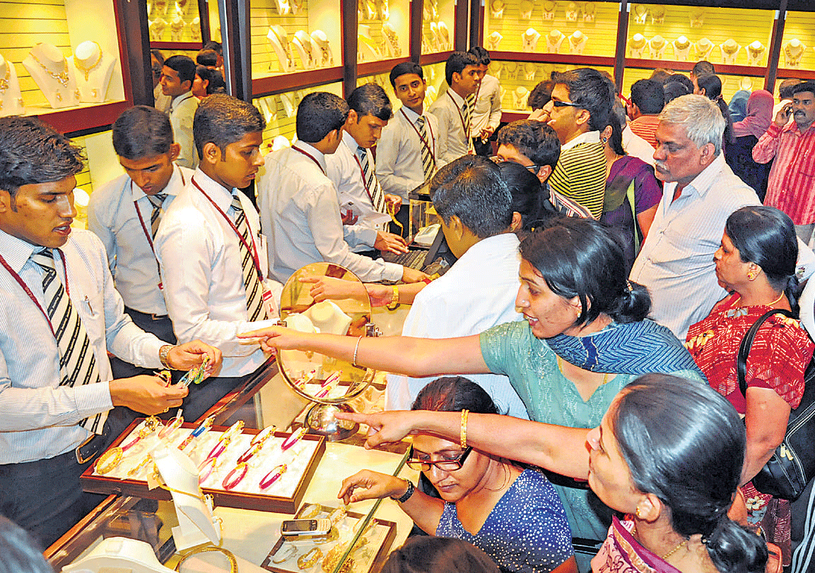Crowded: Jewellery stores in the City are bustling with activity. DH photo by Dinesh S K.