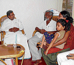 Chief Minister-designate Siddaramaiah with the family of writer Devanuru Mahadeva  at the latter's residence in Mysore on Sunday. Mahadeva's wife Professor Sumitra Bai, daughter Mitha and granddaughter are with them. DH photo