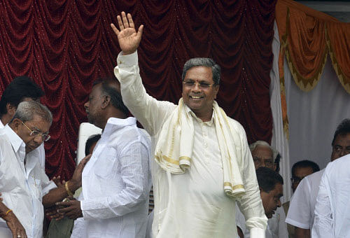 Congress party leader and new Chief Minister of Karnataka state K. Siddaramaiah waves to his supporters during his oath-taking ceremony at the Kanteerva Stadium in Bangalore, India, Monday, May 13, 2013. Siddaramaiah, 64, administered the oath of office Monday in front of thousands of supporters marking the return of the administration back to the hands of Congress, in the state, after more than 7 years, according to local reports. AP photo
