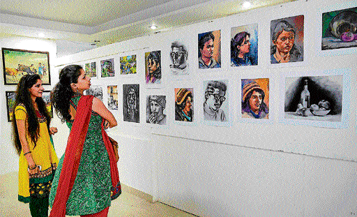 Observant: Portraits made by the IInd year students.