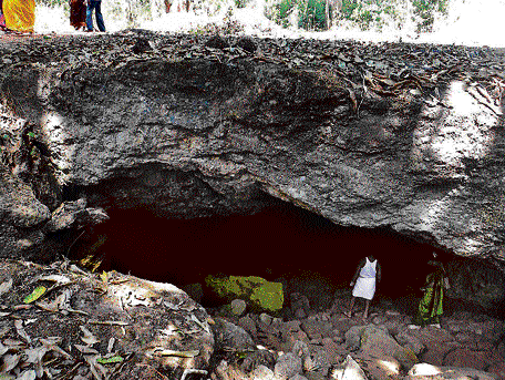 A Must-visit : The Suparshwa cave, located about one kilometre from the Kamalashile temple. (photos by the author)
