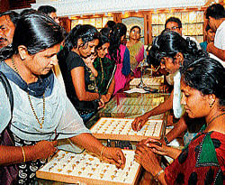 Customers busy buying gold on the auspicious occasion of Akshaya Tritiya, in Mangalore on Monday. DH photo