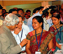 Dr A P J Abdul Kalam motivates science teachers in an interaction programme. Centre Convener M S Hegde is also seen. ( File Photo /&#8200;Courtesy - IIS Kudapur)