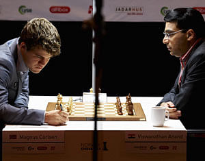 India's Viswanathan Anand (R) plays against Norway's Magnus Carlsen in the Norway Chess 2013 tournament in Sandnes near Stavanger May 9, 2013 in this photo provided by NTB Scanpix Photo. REUTERS