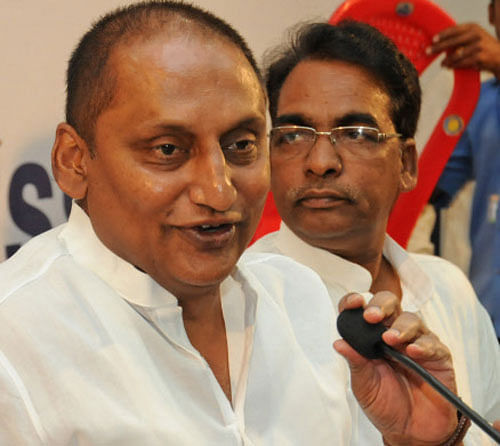 Andra Pradesh Chief Minister Kiran Kumar Reddy speaking at a press conference at KPCC office in Bangalore on Wednesday. DH photo