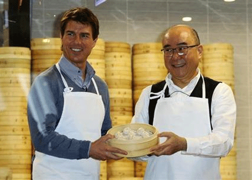 U.S. actor Tom Cruise (L) poses with Din Tai Fung President Yang Chi-hua and xiaolongbao, or dumpling, that they have made, at the restaurant's Taipei 101 branch April 6, 2013.  Credit: Reuters