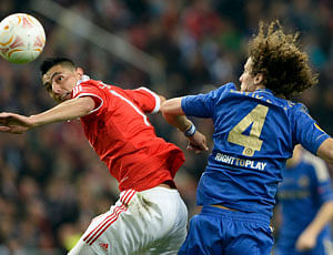 Benfica's Oscar Cardozo (L) is challenged by Chelsea's David Luiz (R) during their Europa League final soccer match at the Amsterdam Arena May 15, 2013. REUTERS