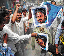 burning anger: Cricket fans burn posters of paceman Sreesanth following his arrest in alleged spot-fixing, in the City  on Thursday. DH photo
