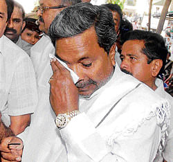 Emotional Siddaramaiah in tears after paying last respects to his childhood friend Ramu at Ittigegud in Mysore on  Friday. DH photo